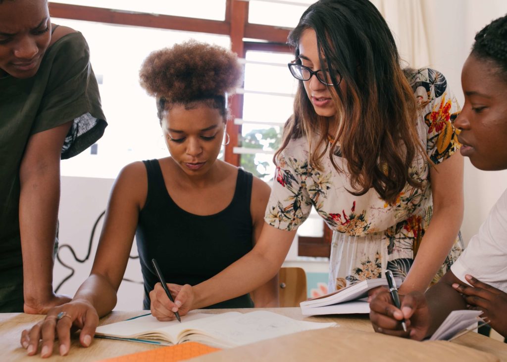 Femmes travaillent projet autour d'une table